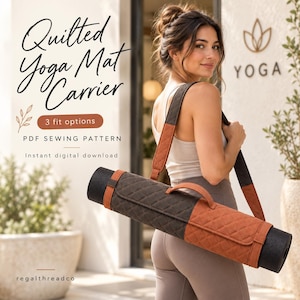 Op de afbeelding: Een gewatteerde yogamat-draagtas met een tweekleurig ontwerp in donkergrijs en roestoranje met een bijpassende schouderriem. De tekst luidt: Quilted Yoga Mat Carrier, 3 fit options, PDF SEWING PATTERN, Instant digital download, regalthreadco.