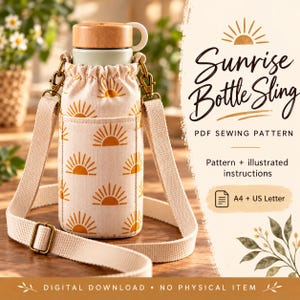 Peut inclure: Une housse de bouteille en tissu crème avec un motif de soleil orange répétitif, dotée d'une sangle beige réglable avec des ferrures métalliques, contenant une bouteille d'eau vert clair avec un couvercle en bois. Texte : Sunrise Bottle Sling PDF SEWING PATTERN.