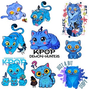 Peut inclure: Plusieurs autocollants de chats de dessins animés dans diverses poses et designs. Les chats sont principalement bleus avec des yeux jaunes et des rayures noires. Certains autocollants incluent du texte comme "KPOP DEMON HUNTERS" et "JUST A BIT DERPY".