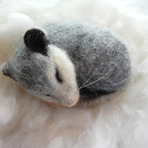Dulce Opossum Durmiente. Possum durmiente. Aguja fieltro Possum. Aguja fieltro Opossum. Siento Possum. Juguete del bosque. Tóy. Opossum Animal