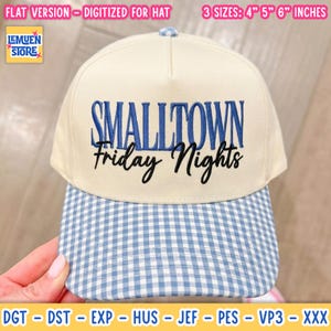 Op de afbeelding: Een crèmekleurige baseballpet met een blauw-witte gingham-gepatroneerde klep. De voorkant is voorzien van blauw geborduurde tekst SMALLTOWN en zwarte cursieve tekst Friday Nights. Het ontwerp is beschikbaar in 10,16 cm, 12,7 cm en 15,24 cm.