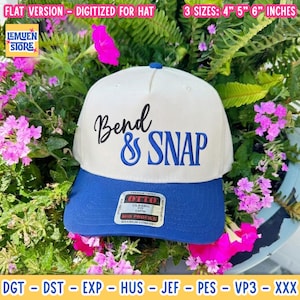 Op de afbeelding: Een witte honkbalpet met een blauwe klep voorzien van de geborduurde zwarte en blauwe tekst Bend & SNAP. De pet heeft een sticker op de klep met de tekst OTTO CLASSIC FIT OSFM MID PROFILE MAXIMUM COMFORT. De tekst geeft 3 maten aan: 10,16, 12,7, 15,24 cm.