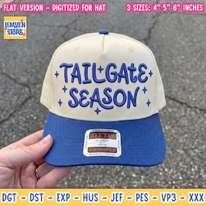 Op de afbeelding: Een crèmekleurige baseballpet met een blauwe klep en blauwe geborduurde tekst TAILGATE SEASON, geaccentueerd door kleine sterretjes. Een sticker op de klep toont OTTO CLASSIC FIT OSFM MID PROFILE. De tekst geeft 3 maten aan: 4, 5, 6 inch.
