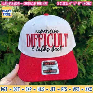 Peut inclure: Une casquette de baseball blanche avec une visière rouge portant le texte brodé "expensive DIFFICULT & talks back" en rouge et noir. Un autocollant argenté et noir sur la visière indique "OTTO CLASSIC FIT OSFM MID PROFILE MAXIMUM COMFORT".