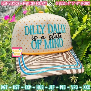Può includere: Un cappellino da baseball color crema con pois arancioni, caratterizzato dal testo ricamato DILLY DALLY is a state OF MIND in blu. La visiera presenta un motivo zebrato marrone e bianco con bordo blu. Il testo indica 4, 5 e 6 pollici.
