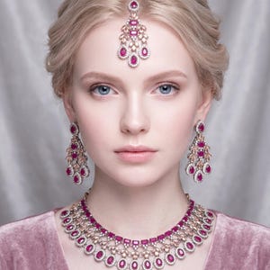 Set di gioielli da sposa Kundan color rosa rubino, collana girocollo e orecchini Maang Tikka per matrimonio indiano.