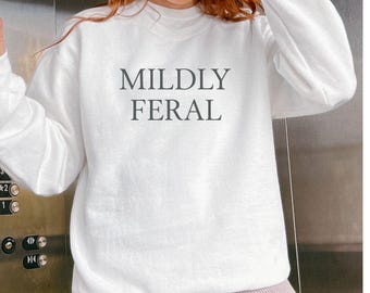 Moletom Mildly Feral, Moletom com Frase Minimalista, Moletom com Gola Redonda Divertido e Estético, Moletom Neutro e Confortável