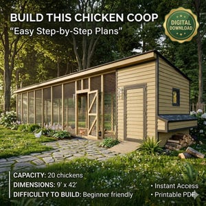 Puede incluir: Un gallinero grande, de color beige, con techo y molduras marrón oscuro, situado en una zona cubierta de hierba. El gallinero tiene laterales de malla metálica y una puerta. El texto dice "BUILD THIS CHICKEN COOP" y "Easy Step-by-Step Plans". Dimensiones: 2,7 m x 12,8 m.