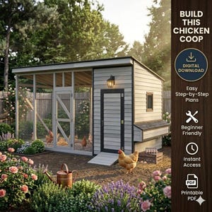 Puede incluir: Imagen de un gallinero con exterior gris claro, molduras negras y una pequeña ventana. El gallinero tiene un cerramiento de malla metálica y una rampa. El texto "BUILD THIS CHICKEN COOP" es visible, junto con "DIGITAL DOWNLOAD".