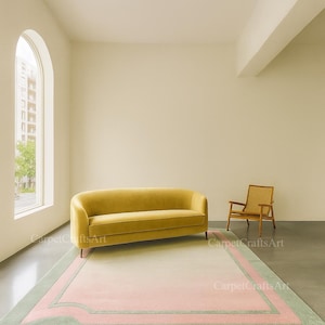 Pu&ograve; includere: Un moderno allestimento di soggiorno con un divano giallo senape, una poltrona in legno con schienale intrecciato e un tappeto rettangolare con bordi rosa e verdi. La stanza ha una grande finestra ad arco.