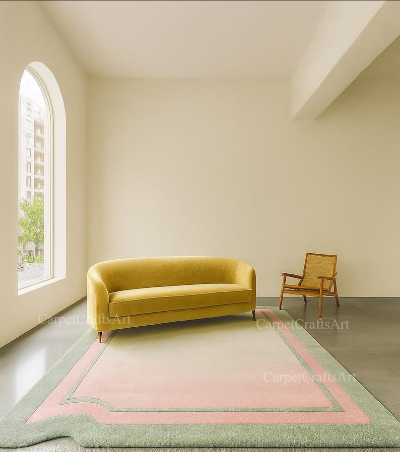 Pu&ograve; includere: Un moderno allestimento di soggiorno con un divano giallo senape, una poltrona in legno con schienale intrecciato e un tappeto rettangolare con bordi rosa e verdi. La stanza ha una grande finestra ad arco.