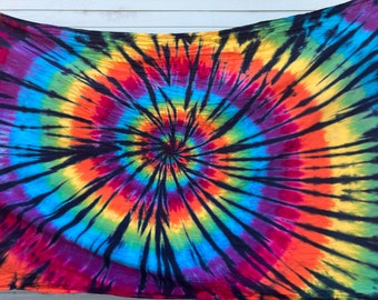 Tie Dye Rainbow Swirl mit schwarzen Akzenten Twin Flat Sheet | U-cycled