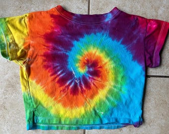 Tie-dye crop top met regenboog werveling en korte mouwen | Damesmaat 3-4, geüpcycled, AS IS