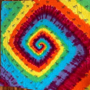 Regenbogen Batik Swaddle Decke aus Baumwolle | Upcycling