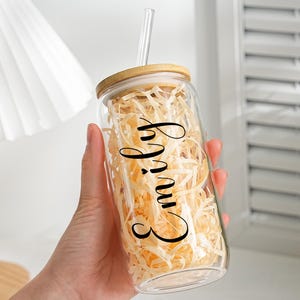 Kundenspezifisches Dosenglas mit Deckel und Strohhalm, Eiskaffeetasse, Angebot Geschenk, personalisierter Glasbecher, Brautjungfer Vorschlag Geschenk, Bachelorette Glastasse