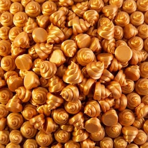 Könnte beinhalten: Eine große Ansammlung kleiner, metallisch goldfarbener, spiralförmiger Objekte. Jedes Stück hat eine konische, gedrehte Spitze mit einer glatten, flachen, kreisförmigen Basis. Die Teile liegen dicht beieinander und bilden eine goldene Textur.