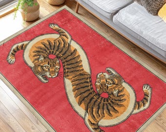Eclectisch rood en oranje tapijt met tijgerprint voor maximalistisch interieur