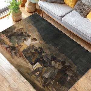 Può includere: Tappeto rettangolare con una riproduzione de "Il 3 maggio 1808" di Goya. Il tappeto raffigura una scena di esecuzione con figure in varie pose e colori, ambientata su uno sfondo scuro.