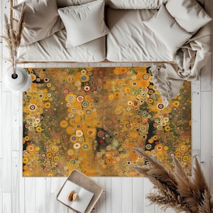 Può includere: Un tappeto rettangolare con un design astratto di motivi circolari gialli, arancioni, verdi e marroni. Il tappeto è posizionato su un pavimento in legno chiaro, con un divano e cuscini beige sullo sfondo. Il design del tappeto è artistico.