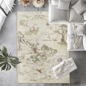 Può includere: Un tappeto rettangolare raffigurante una mappa del Bosco dei Cento Acri, con illustrazioni di Winnie the Pooh e dei suoi amici. Il tappeto ha uno sfondo beige con dettagli verdi e marroni e scritte come "Pooh" e "Tigger".