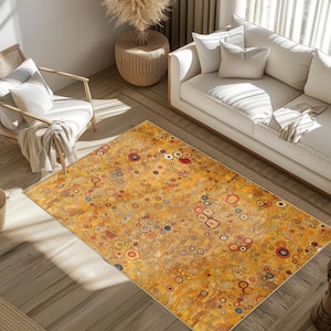 Könnte beinhalten: Ein rechteckiger Teppich mit einem goldgelben Hintergrund und einem Muster aus bunten Kreisen. Die Kreise variieren in Größe und Farbe, darunter Rot, Blau und Braun. Der Teppich liegt auf einem Holzboden, mit einem Sofa und einem Stuhl im Hintergrund.