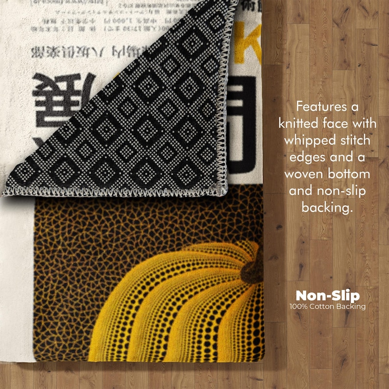 Op de afbeelding: Decoratief vloerkleed met een geel en zwart pompoenontwerp. Het kleed heeft een gebreide voorkant met gezwepen stikselranden en een geweven onderkant met antislip backing. Gemaakt van 100% katoen.