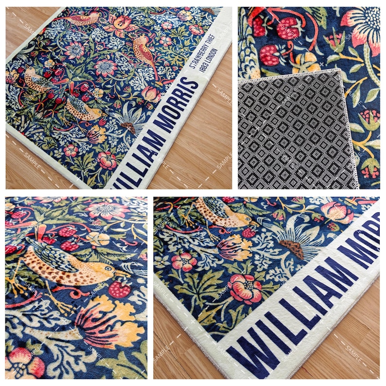Op de afbeelding: Een rechthoekig tapijt met een gedetailleerd bloemen- en vogelpatroon in tinten blauw, groen, geel en rood. Het tapijt heeft de tekst "WILLIAM MORRIS" in wit op een blauwe achtergrond. Het ontwerp bevat aardbeien en andere botanische elementen.