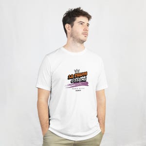 Editable plantilla kittl, estampado camiseta divertida, minimalista, blanca con letras multicolores, uso atemporal, unisex, fondo blanco.