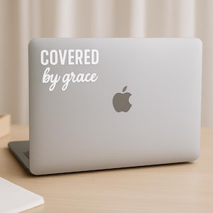 Covered by Grace Decal – ウォーターボトル、ノートパソコン、車用クリスチャンビニールステッカー – 信仰に基づいたクリカットカットステッカー – 恵みに満ちた美学
