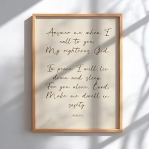 Puede incluir: Una impresión enmarcada con un fondo beige claro y texto marrón. El texto dice: "Respóndeme cuando te invoco, Dios mío justo. En paz me acostaré y dormiré. Porque tú solo, Señor. Haz que habite seguro." Salmo 4 está escrito en la parte inferior.