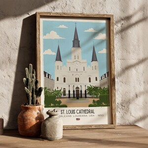 Puede incluir: Lámina enmarcada de la catedral de San Luis en Nueva Orleans, Luisiana, EE. UU. La ilustración muestra la catedral blanca con agujas negras sobre un cielo azul con nubes. El texto "ST. LOUIS CATHEDRAL" está en la parte inferior.