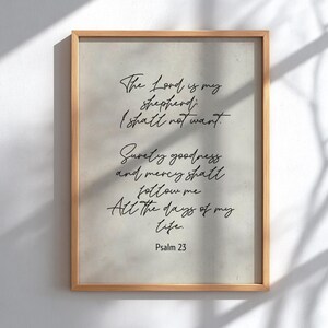 Può includere: Stampa incorniciata con sfondo beige chiaro e scritta nera. Il testo recita: "Il Signore è il mio pastore; non mancherò di nulla. Certo, bontà e misericordia mi seguiranno tutti i giorni della mia vita. Salmo 23."