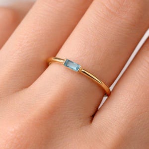 Anillo baguette de aguamarina: Plata de ley 925, anillo con banda de oro, joyería delicada apilable, regalo para ella.