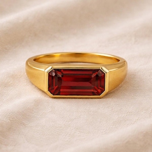 Może przedstawiać: Zestaw trzech ceramicznych kubków z nakrapianym, matowym wykończeniem. Kubki są w odcieniach kremu, jasnoszarym i ciemnoszarym. Każdy kubek ma prosty, nowoczesny design i zaokrąglony uchwyt.