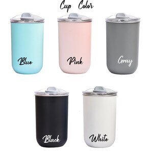 Op de afbeelding: Vijf ge&iuml;soleerde bekers in verschillende kleuren: blauw, roze, grijs, zwart en wit. Elke beker heeft een doorzichtig deksel en is gelabeld met zijn kleurnaam in cursief schrift. De tekst "Cup Color" staat bovenaan.