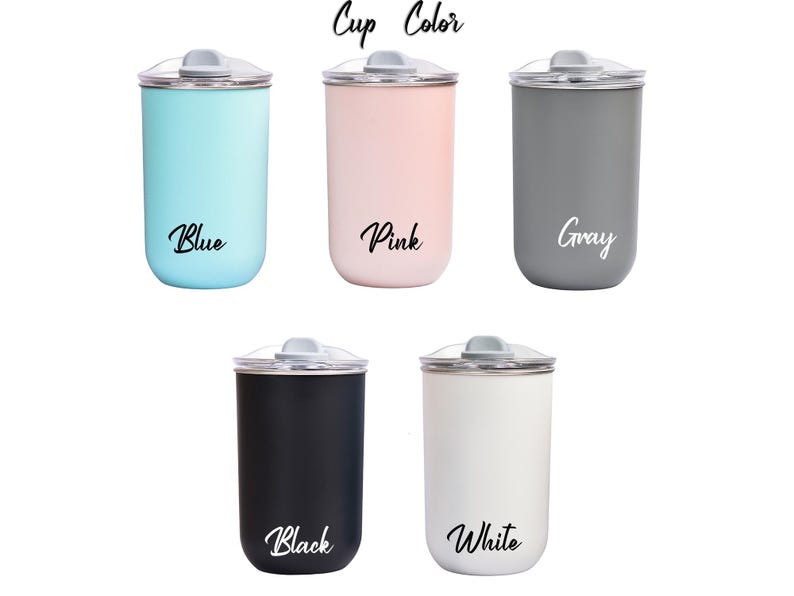 Op de afbeelding: Vijf ge&iuml;soleerde bekers in verschillende kleuren: blauw, roze, grijs, zwart en wit. Elke beker heeft een doorzichtig deksel en is gelabeld met zijn kleurnaam in cursief schrift. De tekst "Cup Color" staat bovenaan.