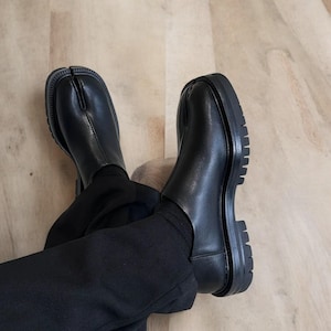 Handmade Split-Toe Leather Shoes – Black Flat Shoes for Men & Couples | Wide Sizes | Unique Tabi-Style Flats in Genuine Leather .