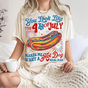 Du siehst aus wie der 4. Juli, der mich dazu bringt, ein Hot Dog Real Bad Shirt zum Unabhängigkeitstag zu wollen, Retro Hot Dog png, Pinselstrich Unabhängigkeit Png