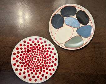 Platos de porcelana fina Third Drawer Down x Louise Bourgeois - Círculos azules/Puntos rojos