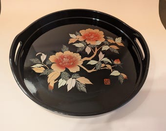 Vassoio da portata giapponese in lacca nera con vivaci peonie rosse e dorate.