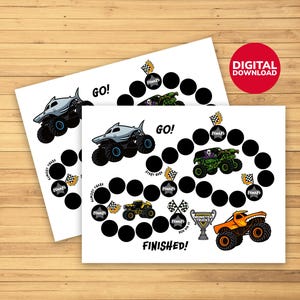 Puede incluir: Dos tableros de juego blancos con temática de monster truck. Cada tablero presenta un monster truck con forma de tiburón, un monster truck verde, un monster truck amarillo y un monster truck naranja. Los tableros tienen círculos negros, banderas y las palabras "GO!" y "FINISHED!"