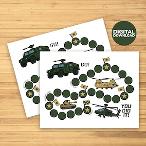 Peut inclure: Deux jeux de société blancs avec des illustrations de véhicules militaires, dont un Humvee, un hélicoptère et un char. Les plateaux présentent un chemin circulaire avec des étoiles et les textes "GO!" et "YOU DID IT!" Un cercle vert avec "DIGITAL DOWNLOAD" est également présent.