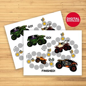 以下が含まれることがあります： 2枚の白いカードに、モンスタートラックのイラストが描かれています。1枚はスカルの付いた緑色のモンスタートラック、もう1枚は赤と白のモンスタートラックです。カードには「GO！」と「FINISHED！」の文字と「DIGITAL DOWNLOAD」のステッカーが付いています。