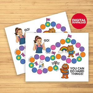 Peut inclure: Deux jeux de société avec des cercles colorés, des personnages de dessins animés et les textes "GO!" et "YOU CAN DO HARD THINGS!". Un cercle rouge avec "DIGITAL DOWNLOAD" est en haut à droite. Les planches sont sur une surface en bois.