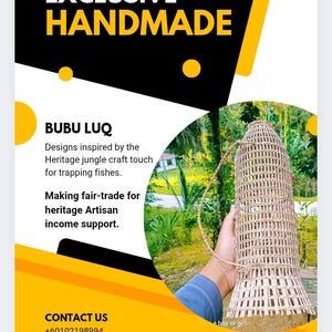 Könnte beinhalten: Werbeplakat mit dem Text "EXCLUSIVE HANDMADE" in Gelb und Weiß. Es zeigt eine gewebte Fischfalle. Der Text enthält auch Informationen über das Produkt und Kontaktinformationen.