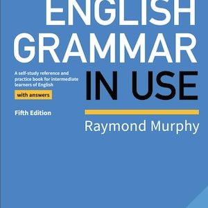 Peut inclure: Un livre bleu intitulé "ENGLISH GRAMMAR IN USE" avec du texte blanc. Il s'agit d'une référence d'auto-apprentissage pour les apprenants d'anglais intermédiaires. Le nom de l'auteur, Raymond Murphy, est affiché.