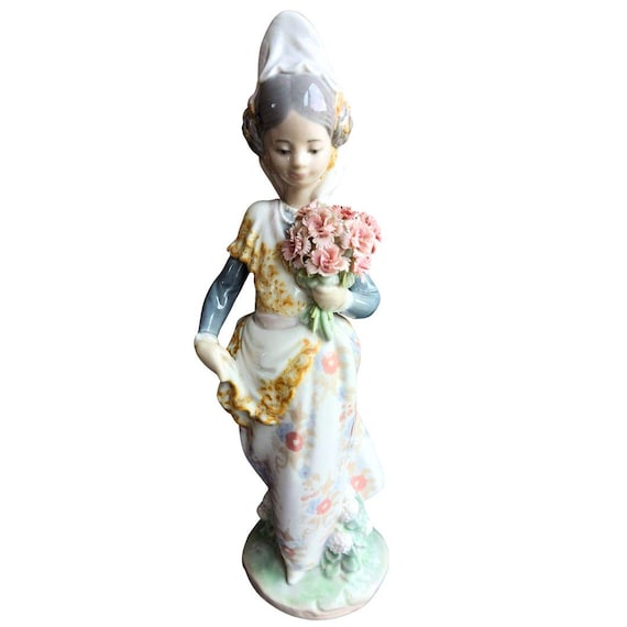 Vintage Lladró Porcelain Figurine - Valencian Girl With Flowers