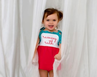 Girls Romper, burbuja monograma, traje de sol personalizado, ropa de niña, regalo de 1er cumpleaños, traje de cumpleaños, burbuja de corbata, creaciones sk