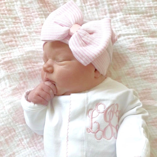 Tenue de retour à la maison pour petite fille, footie monogrammé, cadeau bébé personnalisé, pyjama monogrammé, coton pima, photos de nouveau-né, cadeau de douche