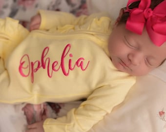 Conjunto amarillo para bebé niña para salir del hospital, conjunto con monograma para salir del hospital, SK Creations, pijama con cremallera, conjunto con volantes,